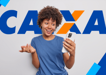 Jovem mulher surpresa segurando celular, com logo da CAIXA ao fundo
