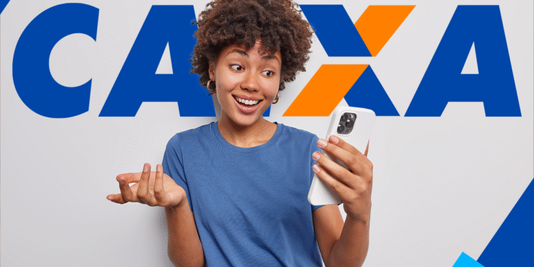Jovem mulher surpresa segurando celular, com logo da CAIXA ao fundo