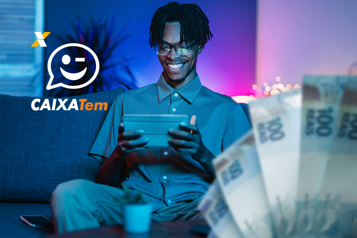 Homem sorridente usando tablet, com notas de dinheiro e logo Caixa Tem, simbolizando crédito de até R$ 1000 em 2025