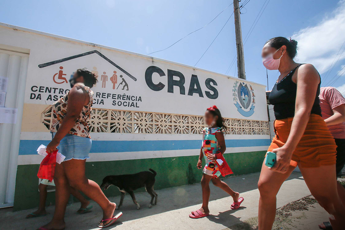 Pessoas caminhando em frente ao Centro de Referência da Assistência Social (CRAS), local onde é possível realizar a inscrição no Bolsa Família 2025.