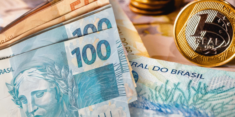 Notas e moedas em real brasileiro representando dinheiro físico e economia pessoal