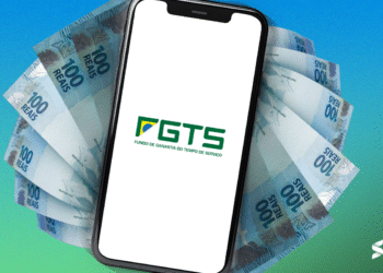 Aplicativo do FGTS em destaque com notas de 100 reais ao fundo, simbolizando saque disponível.