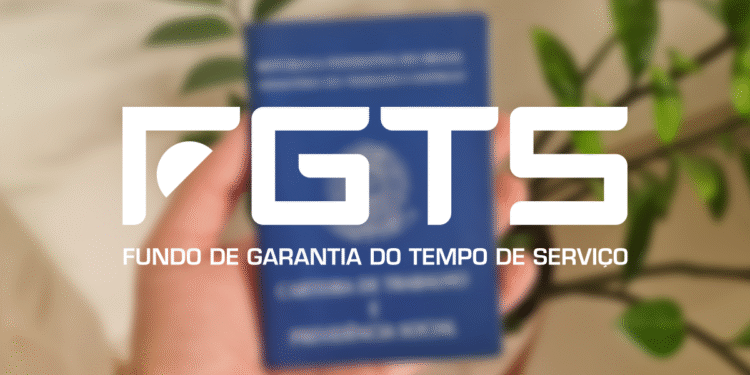 Mão segurando carteira de trabalho azul com o logo do FGTS em destaque