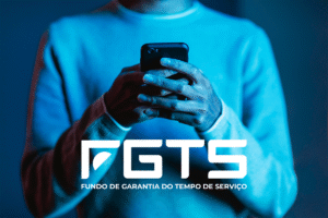 Pessoa usando smartphone com o logo do FGTS ao fundo