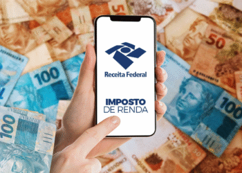 Imagem de uma pessoa segurando um celular com o logo da Receita Federal e a inscrição 'Imposto de Renda', sobre um fundo de cédulas de real.