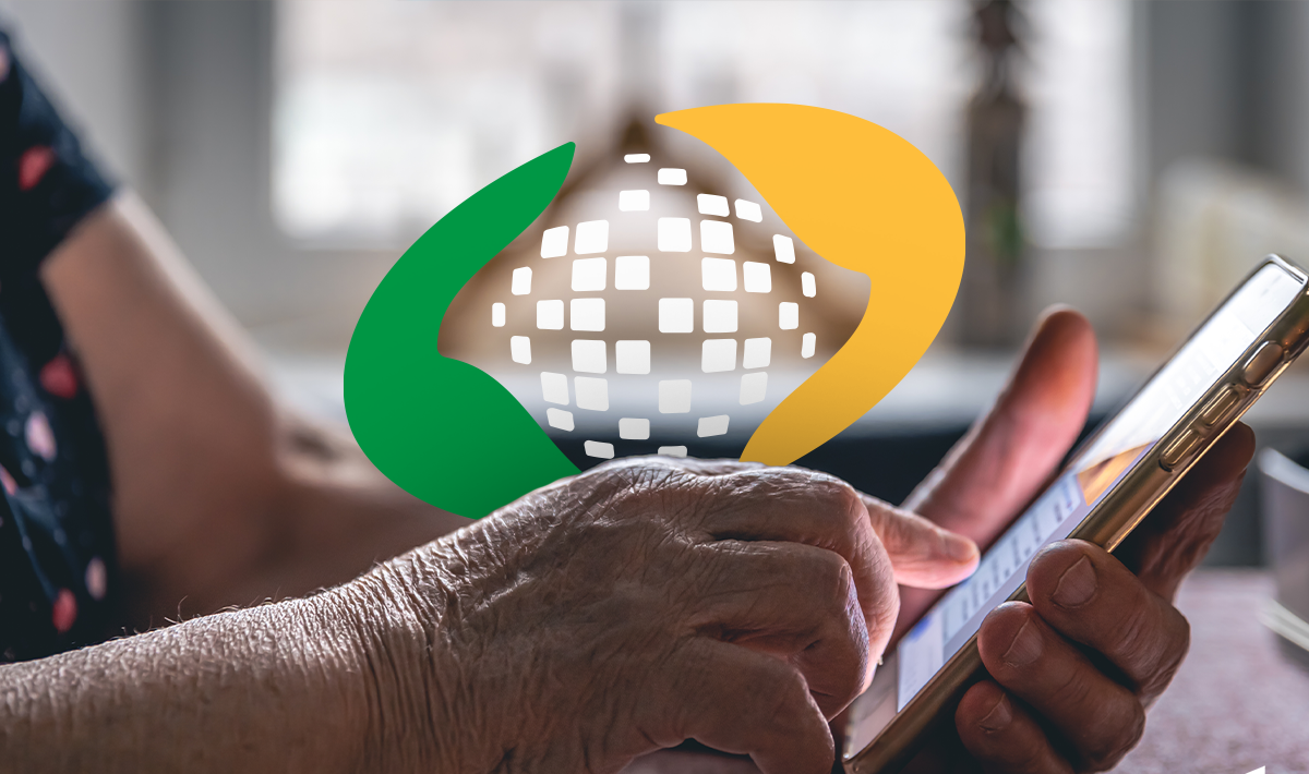 Mãos de idoso utilizando smartphone com símbolo do INSS sobreposto, representando acesso digital a serviços previdenciários.