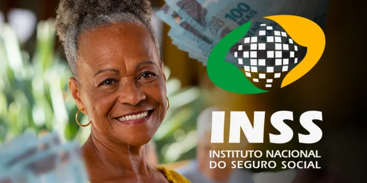 Senhora sorridente com dinheiro nas mãos e logo do INSS