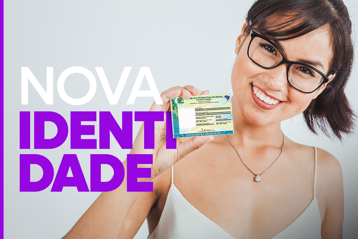 Mulher sorridente com óculos exibindo a nova Carteira de Identidade Nacional