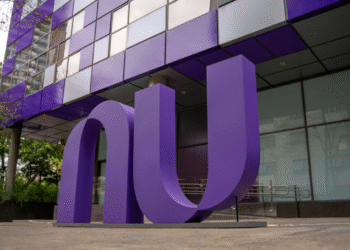 Imagem da fachada do escritório do Nubank, simbolizando os serviços financeiros, incluindo o empréstimo consignado do trabalhador.