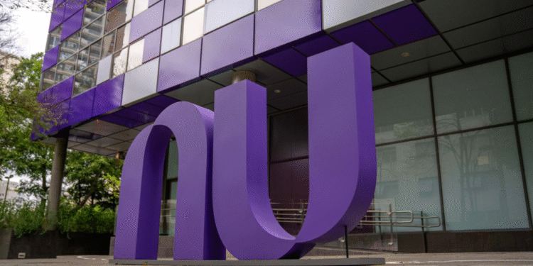 Imagem da fachada do escritório do Nubank, simbolizando os serviços financeiros, incluindo o empréstimo consignado do trabalhador.