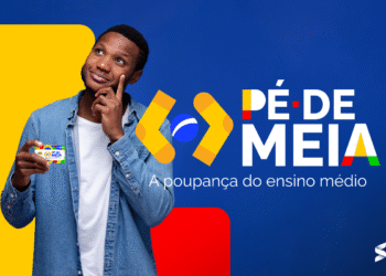 Jovem com cartão do programa Pé-de-Meia, pensativo, com o logo do programa ao fundo.
