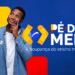 Jovem com cartão do programa Pé-de-Meia, pensativo, com o logo do programa ao fundo.