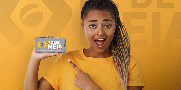 Jovem segurando um celular com o logo do Pé-de-Meia, mostrando surpresa e empolgação.