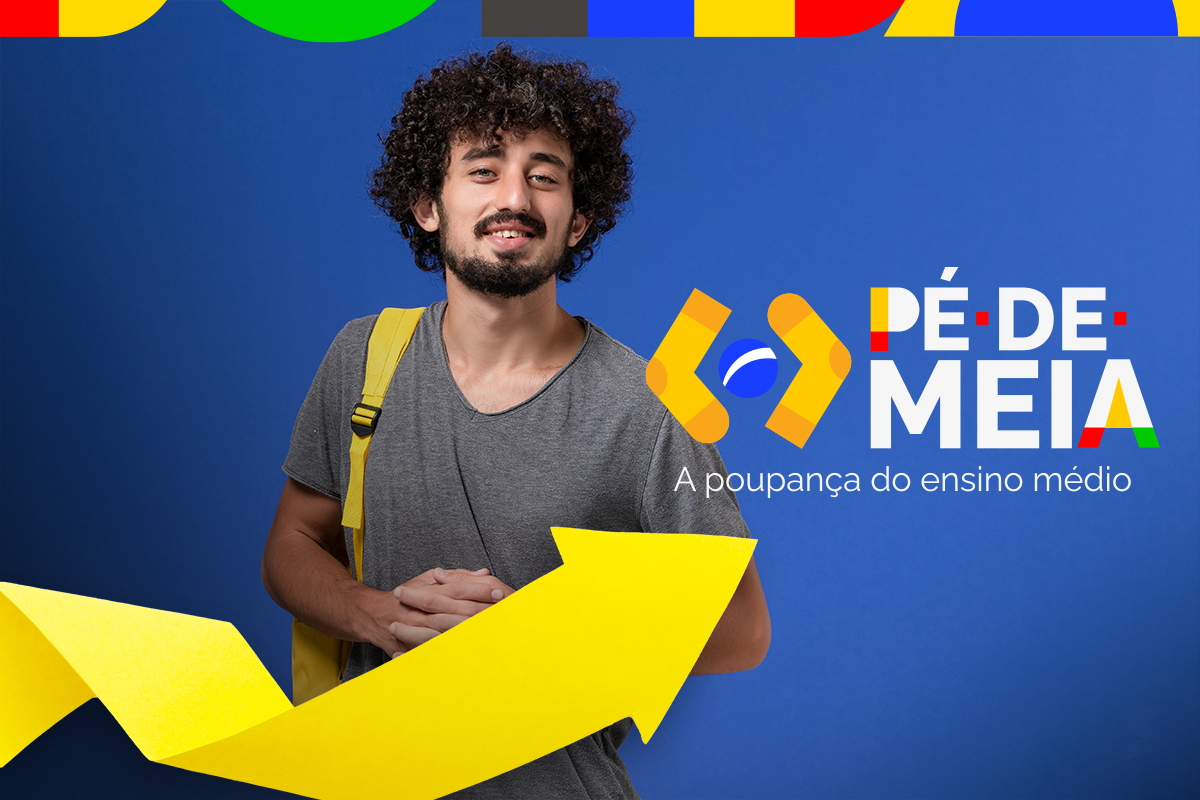 Jovem com mochila sorrindo, representando o público-alvo do programa Pé-de-Meia para estudantes do ensino médio.
