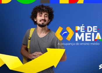 Jovem com mochila sorridente em fundo azul com seta amarela apontando para cima, simbolizando crescimento e oportunidades no ensino médio.