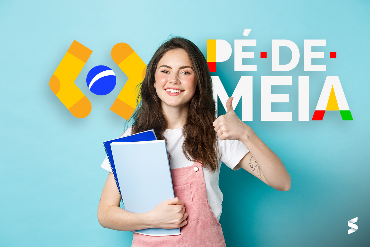 Estudante sorridente segurando cadernos e fazendo sinal de positivo, representando sucesso no programa Pé-de-Meia.