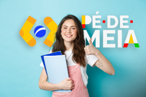 Estudante sorridente com cadernos na mão e polegar levantado ao lado do logo do programa Pé-de-Meia