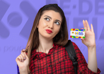 Estudante segura cartão do programa Pé-de-Meia com fundo roxo institucional