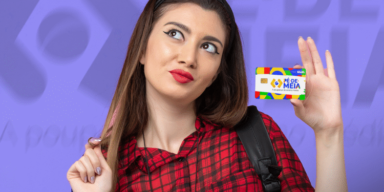 Estudante segurando o cartão do programa Pé-de-Meia com expressão pensativa, em frente a fundo com o logo do programa.