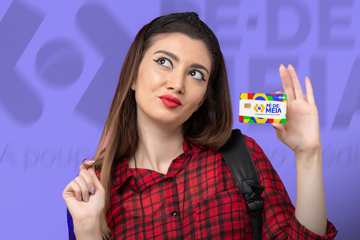 Estudante segurando o cartão do programa Pé-de-Meia com expressão pensativa, em frente a fundo com o logo do programa.