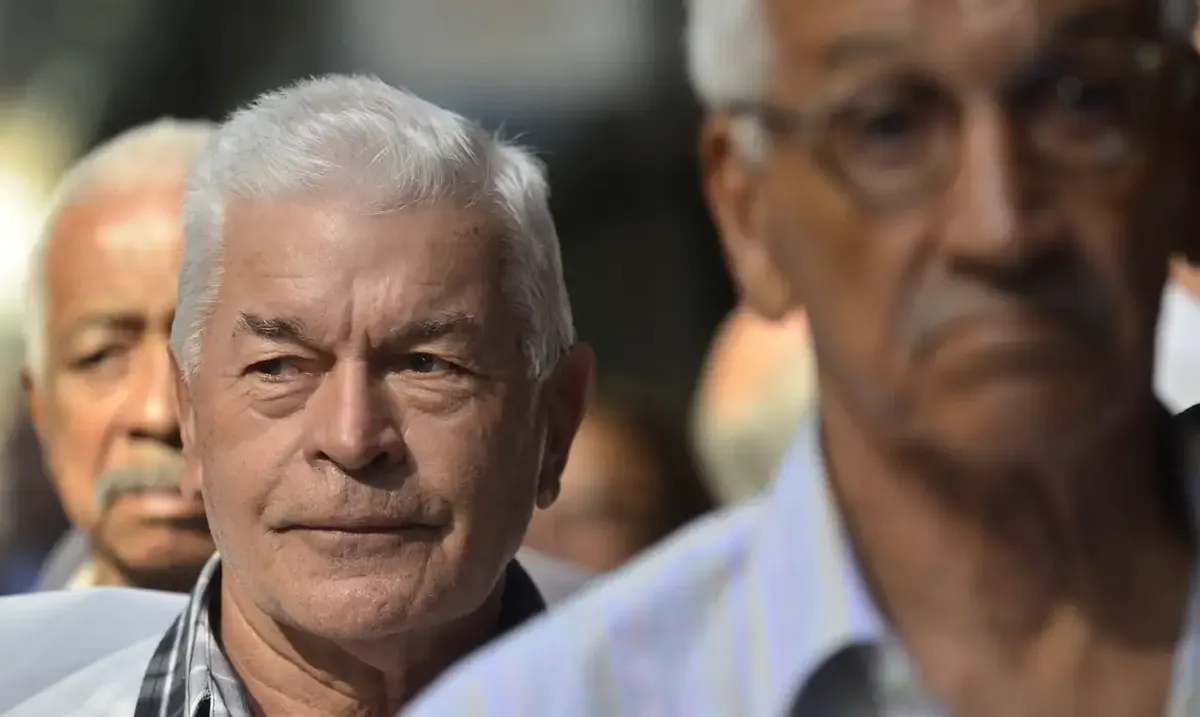 Grupo de homens idosos aguardando atendimento, representando trabalhadores próximos à aposentadoria especial do INSS.