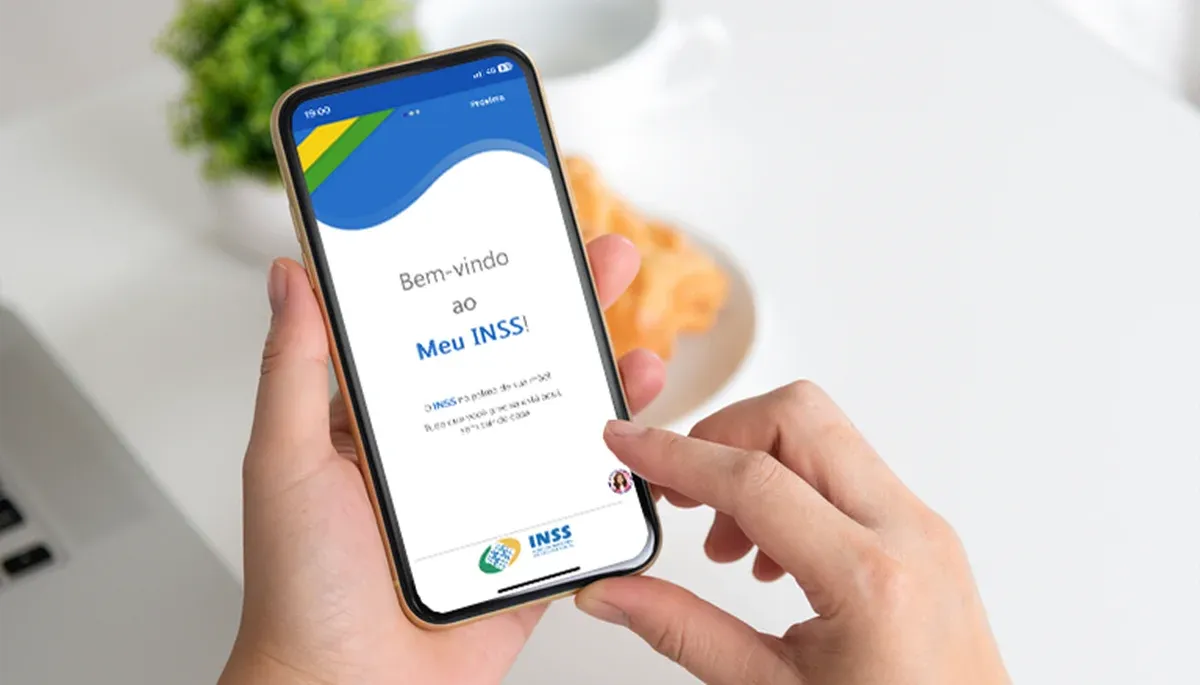 Tela do aplicativo Meu INSS em smartphone, com o usuário acessando informações sobre aposentadoria.