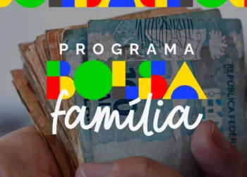 Dinheiro sendo entregue como parte do programa Bolsa Família no Brasil. A imagem simboliza a assistência financeira às famílias em situação de vulnerabilidade social.