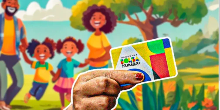 Mão segurando cartão do programa Bolsa Família, com família feliz ao fundo em parque verde.