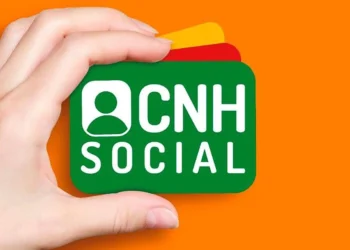 Cartão do programa CNH Social em fundo laranja, representando o golpe da CNH gratuita nas redes sociais.