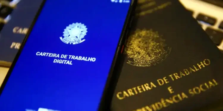 Carteira de Trabalho digital no celular e física sobre mesa, representando direitos dos trabalhadores CLT