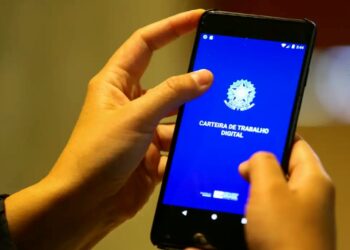 pessoa acessando a carteira de trabalho digital no celular