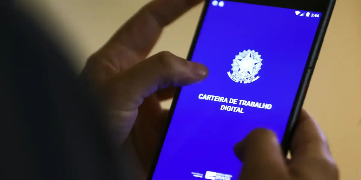 Aplicativo da Carteira de Trabalho Digital aberto em um smartphone