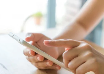 Pessoa utilizando smartphone para consultar informações de contas de água.