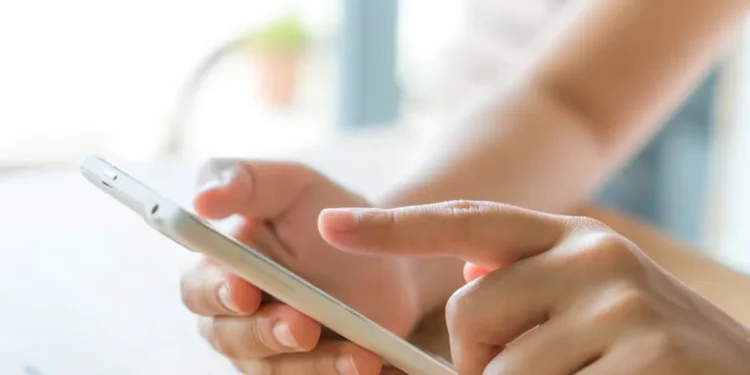Pessoa utilizando smartphone para consultar informações de contas de água.
