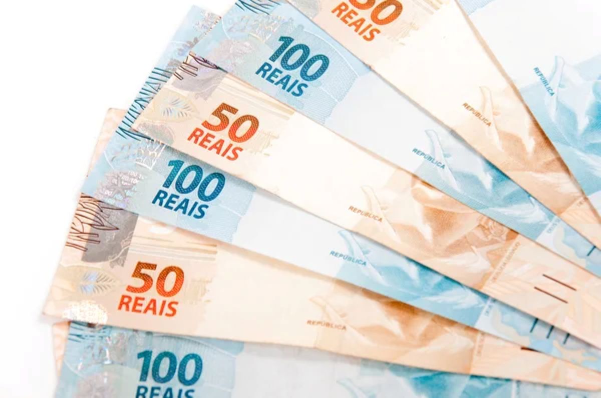 Notas de 50 e 100 reais do Brasil, simbolizando o valor do benefício do Bolsa Família
