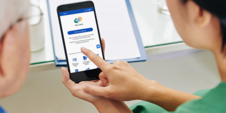 Imagem de um aplicativo do INSS sendo mostrado em um smartphone, alertando para a falsa convocação de aposentados por telefone para a prova de vida.