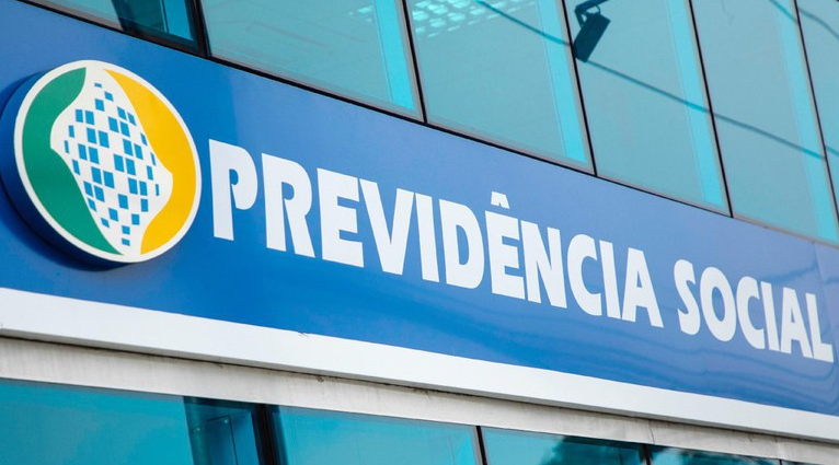 Imagem da fachada de uma agência da Previdência Social, destacando a marca e o nome, com alerta sobre golpe de convocação por telefone para prova de vida.