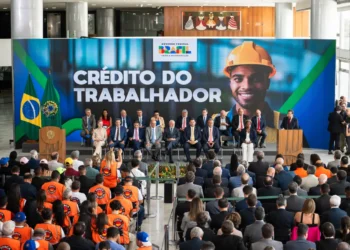 Lançamento oficial do programa Crédito do Trabalhador com autoridades e trabalhadores presentes
