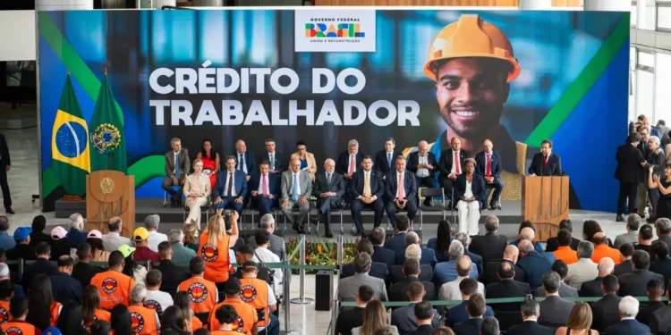 Lançamento oficial do programa Crédito do Trabalhador com autoridades e trabalhadores presentes