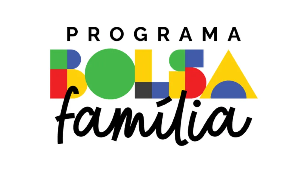 Logo colorido do Programa Bolsa Família com o texto "familia" em destaque, representando o programa social do governo.
