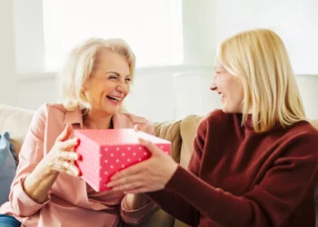 Mãe e filha trocando presentes com sorrisos no Dia das Mães
