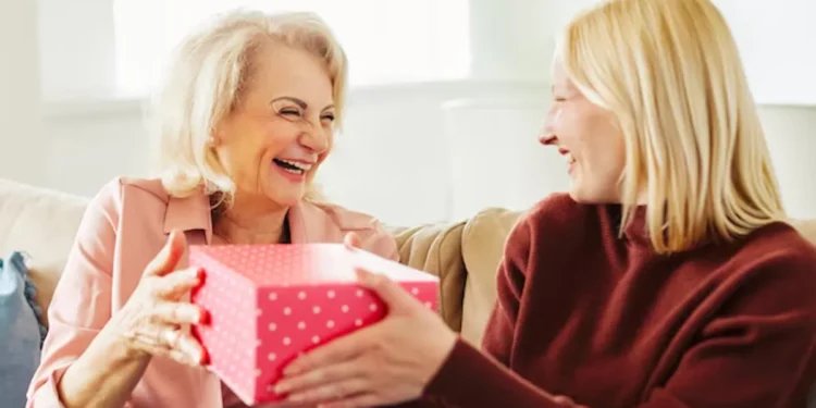 Mãe e filha trocando presentes com sorrisos no Dia das Mães