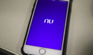 Tela inicial do aplicativo Nubank exibida em um smartphone