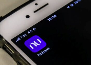 Ícone do aplicativo Nubank exibido em um smartphone com sinal 4G