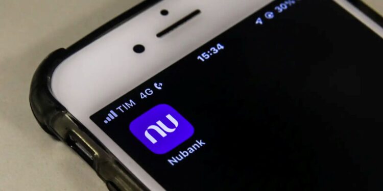 Ícone do aplicativo Nubank exibido em um smartphone com sinal 4G