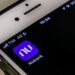 Ícone do aplicativo Nubank exibido em um smartphone com sinal 4G