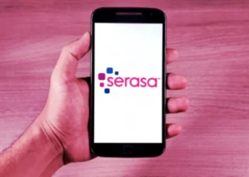 Tela de celular exibindo o logo do Serasa para consulta do score em 2025
