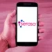 Tela de celular exibindo o logo do Serasa para consulta do score em 2025