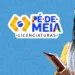 Imagem promocional do Pé-de-Meia Licenciaturas, com uma mulher sorrindo enquanto segura livros, destacando informações sobre o pagamento de R$ 1.050.