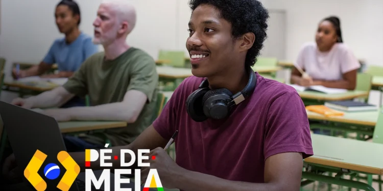 Jovem estudante sorridente em sala de aula usando fones de ouvido, ilustrando a campanha Pé-de-Meia para poupança do ensino médio.